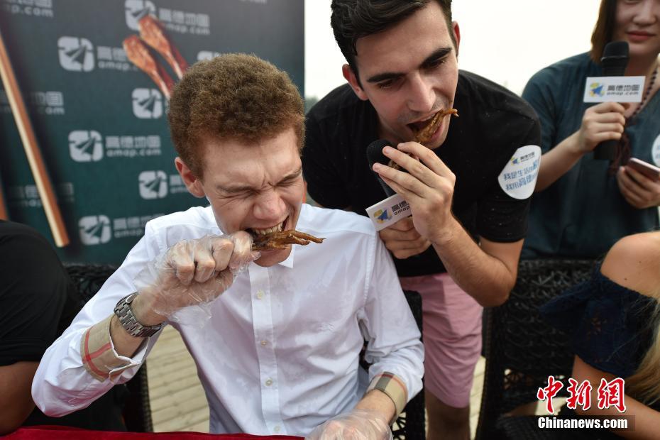 Extranjeros con ojos cerrados degustan platos chinos “vomitivos”