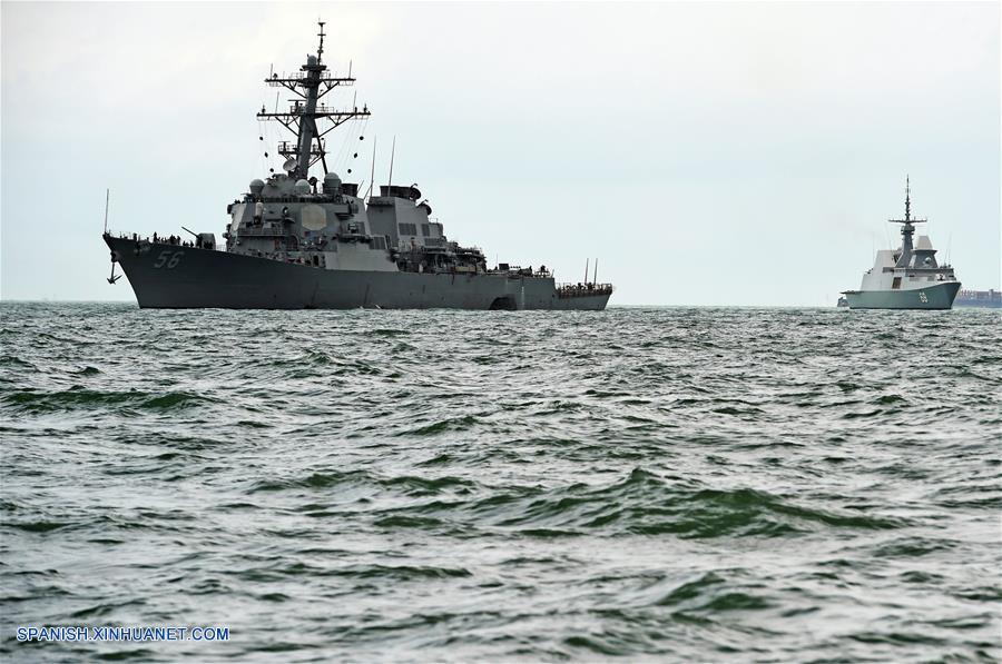 Destructor estadounidense llega frente a base naval Singapur tras colisión con petrolero