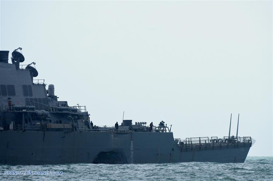 Destructor estadounidense llega frente a base naval Singapur tras colisión con petrolero