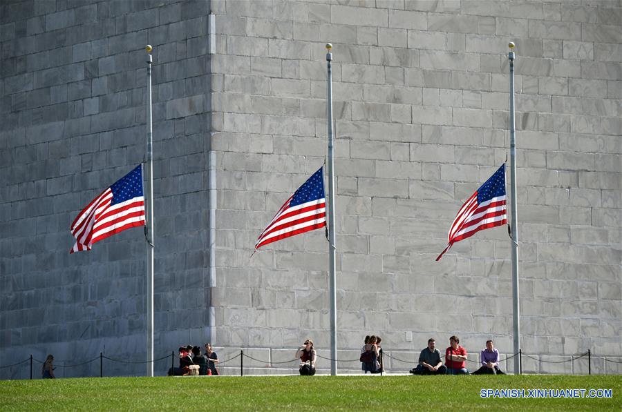 Banderas nacionales estadounidenses ondean a media asta en el Monumento a Washington para recordar a las víctimas de un tiroteo durante un concierto en Las Vegas, en Washington D.C., Estados Unidos, el 2 de octubre de 2017. Al menos 58 personas murieron y unas 515 resultaron heridas después de un tiroteo ocurrido en un concierto en Las Vegas en el estado de Nevada, Estados Unidos, informó el lunes la policía. La cifra de muertos en el tiroteo, que tuvo lugar afuera del hotel Mandalay Bay en Las Vegas, lo convierte en el más mortal en la historia estadounidense. (Xinhua/Yin Bogu)