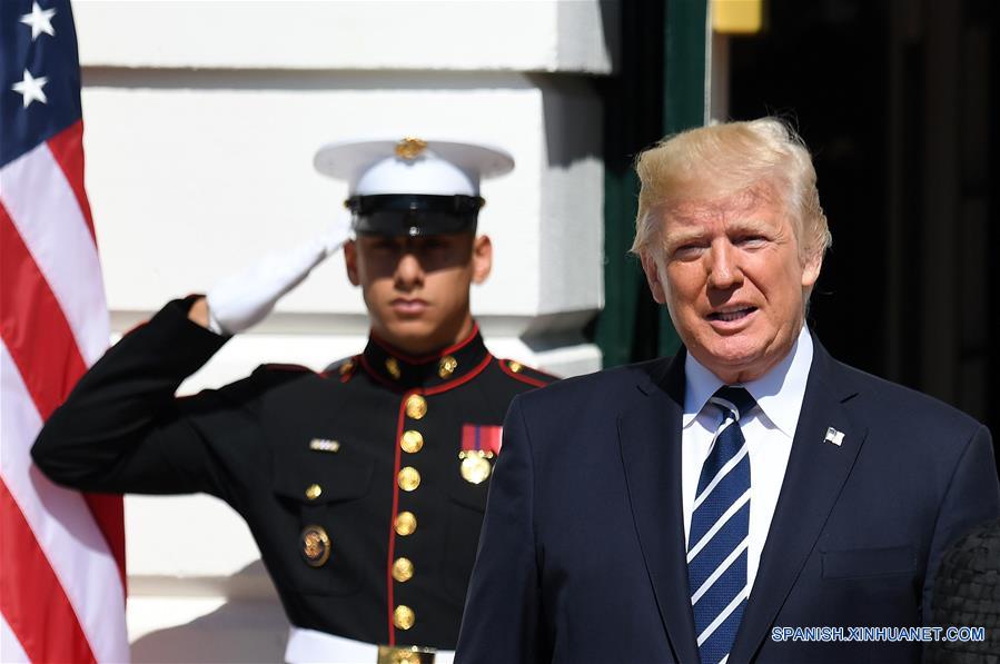 El presidente estadounidense, Donald Trump (d), participa durante un evento en la Casa Blanca en Washington D.C., Estados Unidos, el 2 de octubre de 2017. El presidente de Estados Unidos, Donald Trump, dijo el lunes que el tiroteo masivo ocurrido en un concierto en Las Vegas, que hasta ahora ha dejado 58 muertos y más de 500 heridos, es un "acto de pura maldad" y agregó que visitará la ciudad el miércoles. (Xinhua/Yin Bogu)