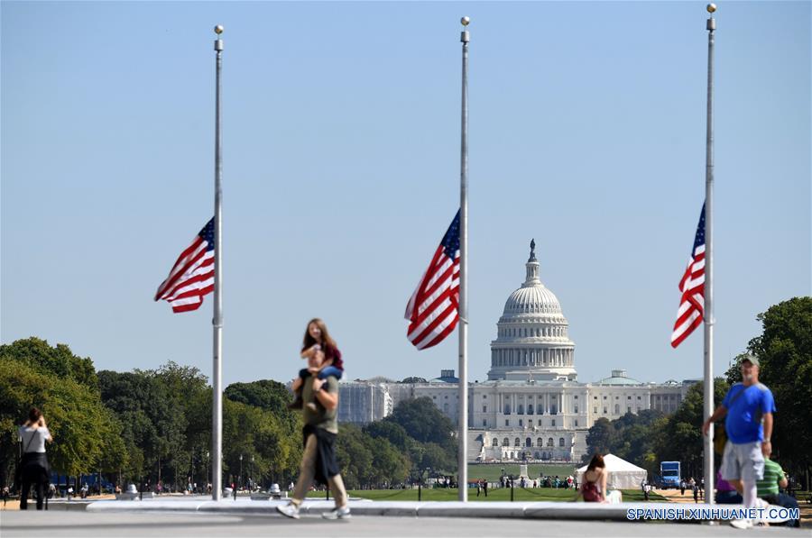 Banderas nacionales estadounidenses ondean a media asta cerca de Capitol Hill para recordar a las víctimas de un tiroteo durante un concierto en Las Vegas, en Washington D.C., Estados Unidos, el 2 de octubre de 2017. Al menos 58 personas murieron y unas 515 resultaron heridas después de un tiroteo ocurrido en un concierto en Las Vegas en el estado de Nevada, Estados Unidos, informó el lunes la policía. La cifra de muertos en el tiroteo, que tuvo lugar afuera del hotel Mandalay Bay en Las Vegas, lo convierte en el más mortal en la historia estadounidense. (Xinhua/Yin Bogu)