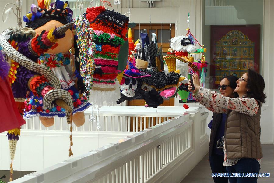 Personas visitan la Exposición de Pi?atas Mexicanas en el Museo de Arte Popular (MAP) en la Ciudad de México, capital de México, el 11 de noviembre de 2017. De acuerdo con información de la prensa local, la 11 edición de la Exposición de Pi?atas del MAP fue inaugurada el sábado, con el tradicional concurso de pi?atas que fue ganado por el Colectivo Atelier Arte y Papel, y estará abierta al público hasta el 10 de diciembre. (Xinhua/Ricardo Aldayturriaga)