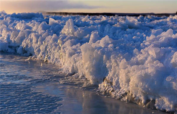 Entusiastas del Yoga practican sobre un río congelado en Heilongjiang