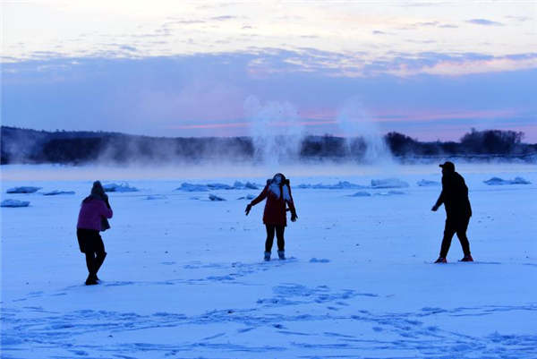 Entusiastas del Yoga practican sobre un río congelado en Heilongjiang