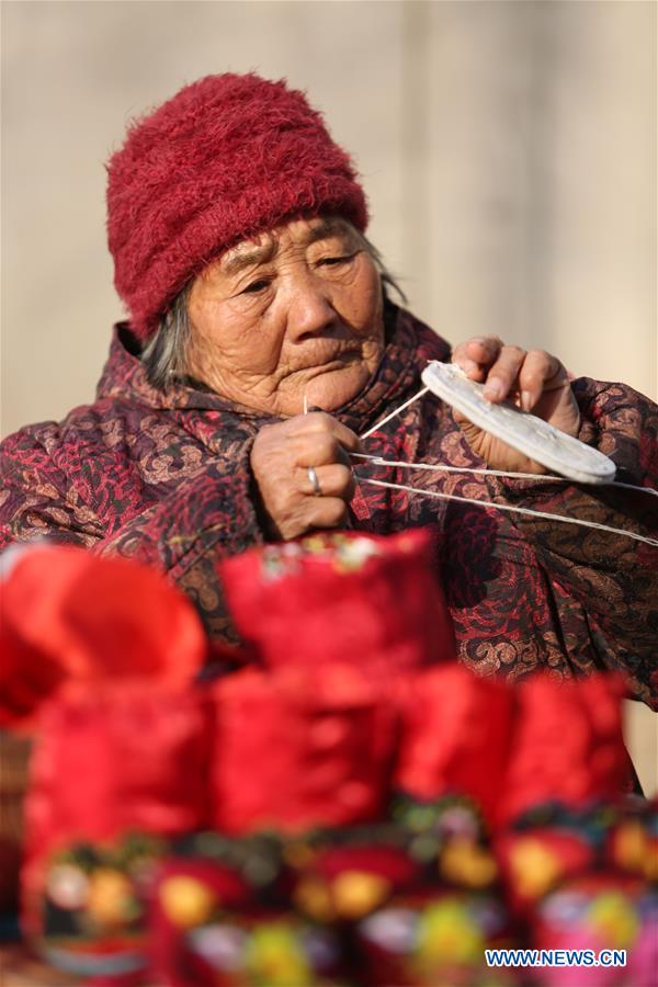 Perdura la antigua tradición de coser zapatos con cabeza de tigre en China