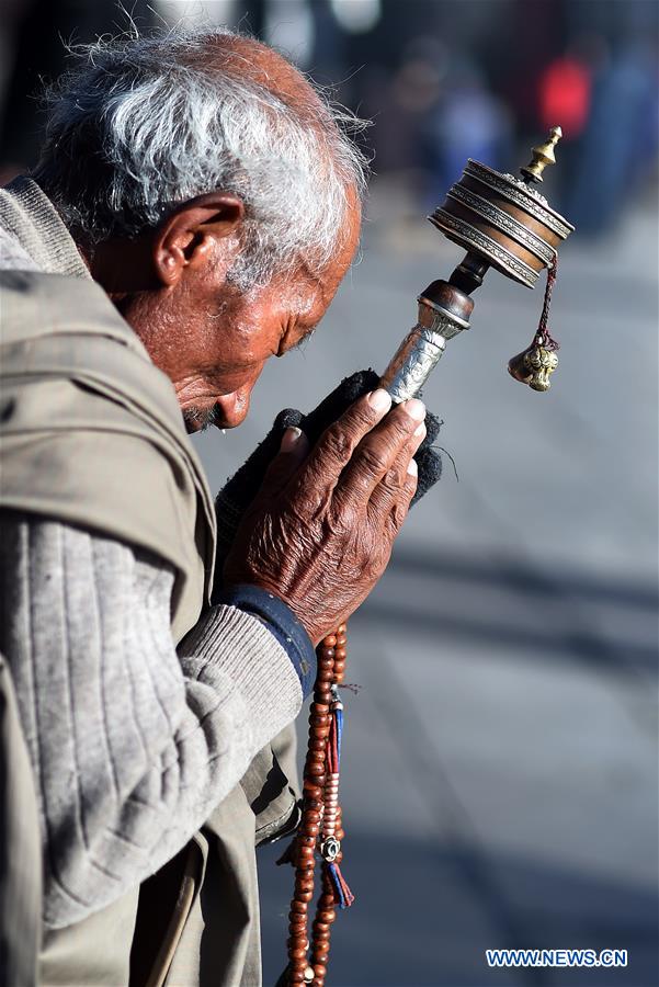 Peregrinos rezan delante del templo Jokhang en Lhasa, capital de la Región Autónoma del Tíbet.  En visperas del A?o Nuevo Tibetano, muchos peregrinos llegaron a Lhasa parapedir buenas cosechas y prosperidad. 26 de enero del 2018 (Foto: Chogo)