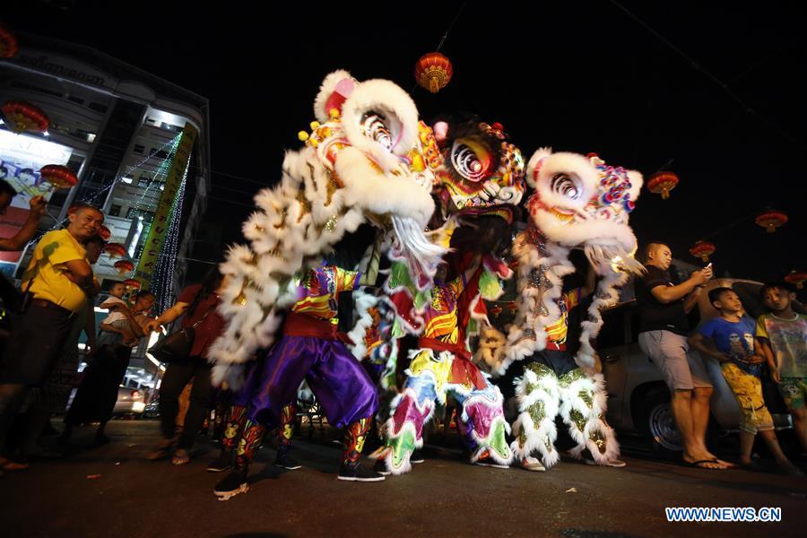 Varios bailarines realizan el baile del dragón durante una celebración para el próximo a?o nuevo chino en el barrio chino de Yangon, Myanmar, el 6 de febrero de 2018. El a?o nuevo chino se celebra el 16 de febrero de 2018. (Xinhua / U Aung)