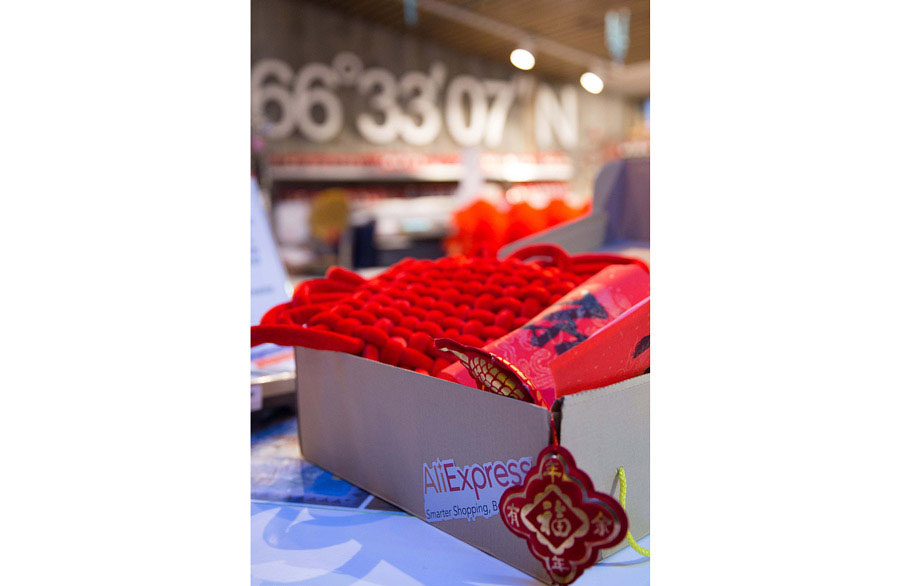 Ornamentos chinos para recibir el a?o nuevo son comprados en línea. [Foto: VCG]