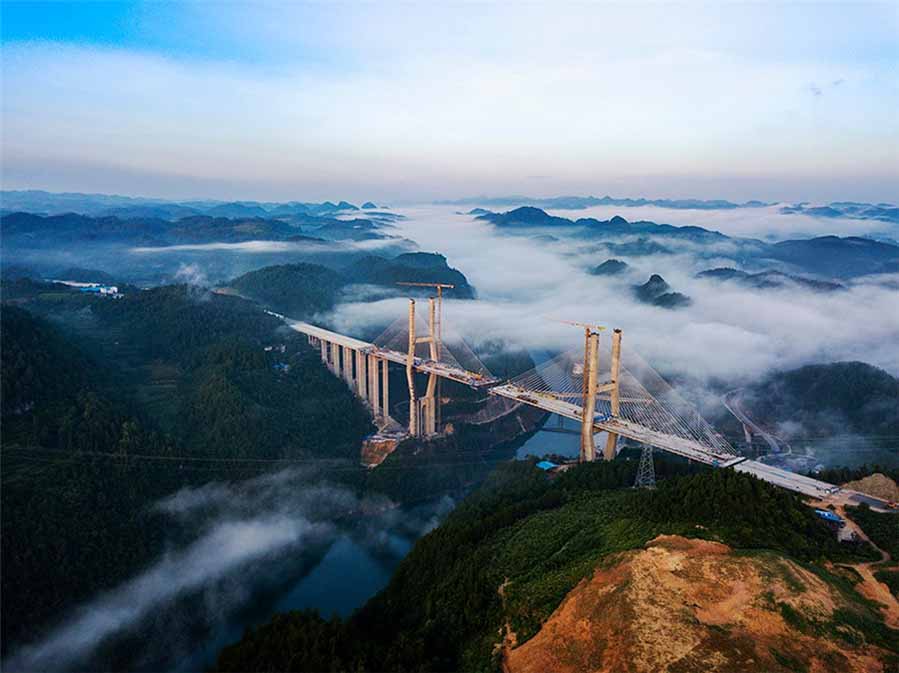Puente entre las monta?as, tomada por Liu Zhiquan. [Foto proporcionada por photoint.net]