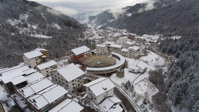 Foto del 24 de febrero de 2018 muestra el paisaje nevado del municipio de Qiaoqi, condado de Baoxing, provincia de Sichuan, al suroeste de China. [Foto / Xinhua]