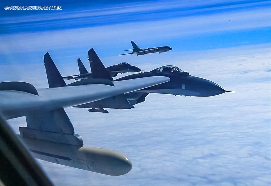Fuerza aérea de China realiza entrenamiento en alta mar