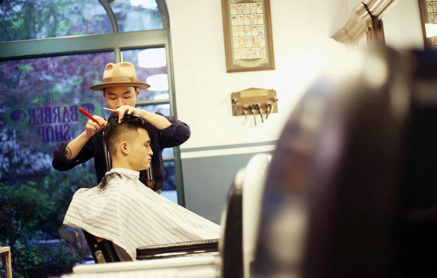 En “La barbería”, Henry realiza un peinado de anta?o. Shanghai, 5 de abril del 2018. (Foto: IC)