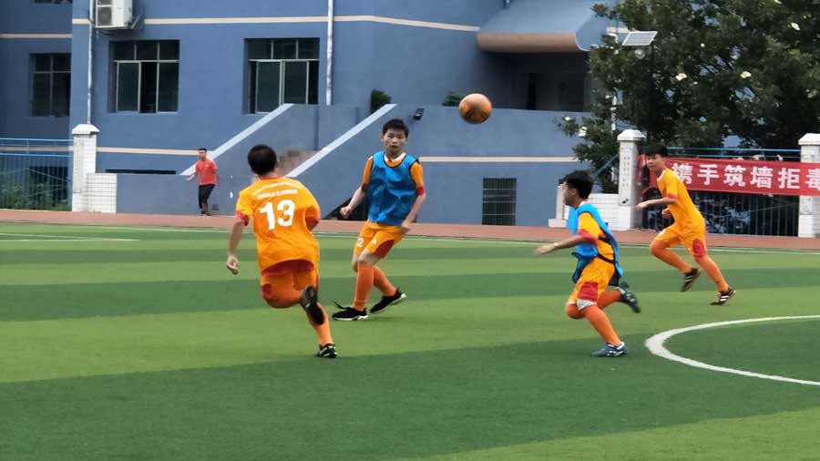 Bajo la dirección del entrenador espa?ol José y el chileno Piri juegan un partido ni?os chinos de la escuela Zhenghua en la ciudad de Kaili, suroeste de China.