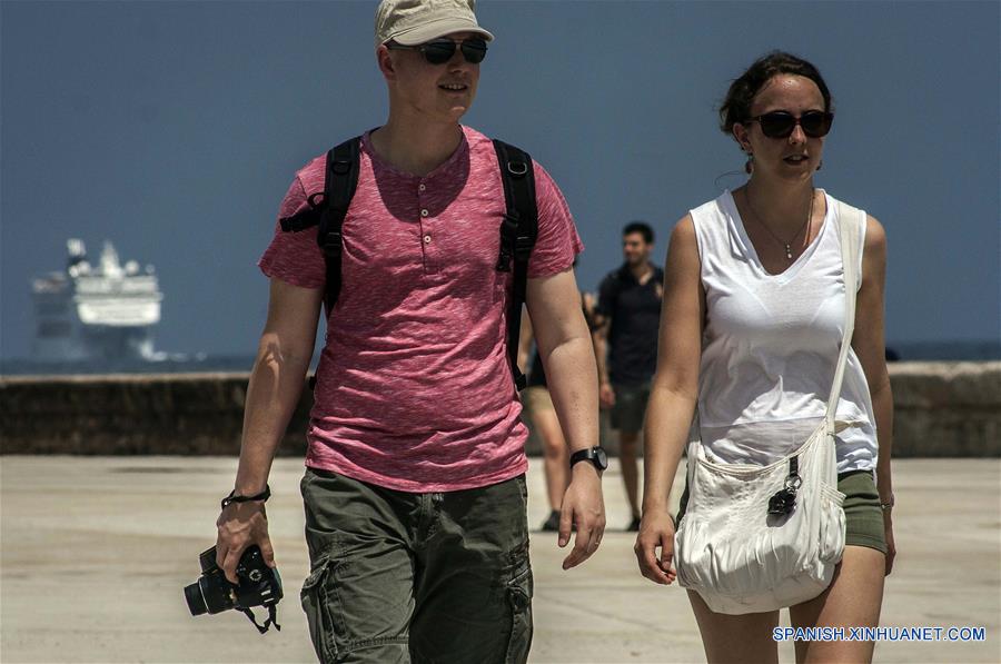 Imagen del 11 de abril de 2018 de turistas extranjeros caminando por el Malecón de La Habana, en La Habana, Cuba. La industria turística cubana, el sector más dinámico de la economía de la isla, se ha desacelerado en lo que va del a?o como resultado de las medidas restrictivas de la administración del presidente estadounidense Donald Trump. Esta semana, el Ministerio de Turismo de Cuba (MINTUR) informó de la llegada de 3 millones de vacacionistas, una cifra lograda 16 días más tarde que en 2017, la cual confirmó la caída del ritmo de arribos a la isla. Desde 2012, el arribo de vacacionistas extranjeros a Cuba ha mantenido una tasa de crecimiento promedio del 13 por ciento, lo que convirtió a la llamada "Industria del ocio" en una de las principales fuentes de ingresos de la economía cubana. El a?o pasado, la isla logró la cifra histórica de 4 millones 689.000 visitantes foráneos, cifra que significó un incremento del 16,2 por ciento de turistas respecto al a?o anterior. (Xinhua/Joaquín Hernández)