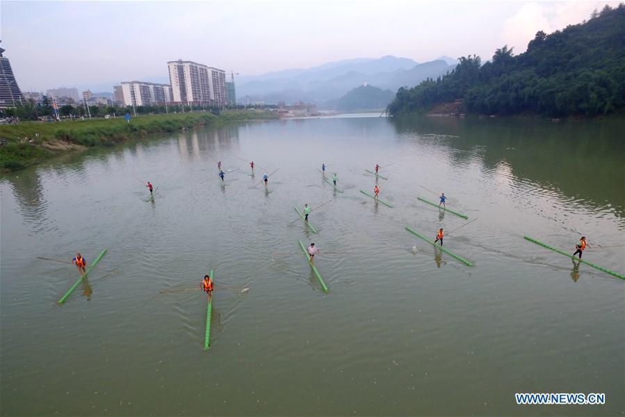 Estudiantes practican sobre una rama de bambú en los canales de Guizhou