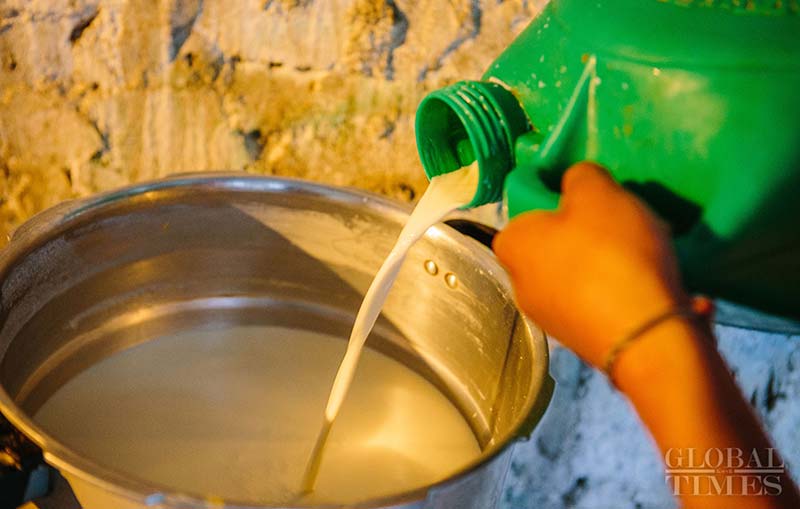 Con leche de yak, los tibetanos preparan el yogur tradicional que consumirán durante el Festival Shoton, también conocido como el Festival del Yogur. Región Autónoma del Tíbet, China, 14 de agosto del 2018. (Foto: Li Hao/ GT)