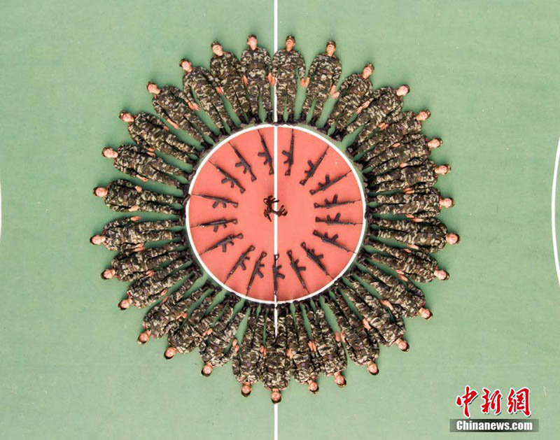 Los veteranos marcan el final de su vida castrense con fotos creativas. (Foto: Han Suyuan)