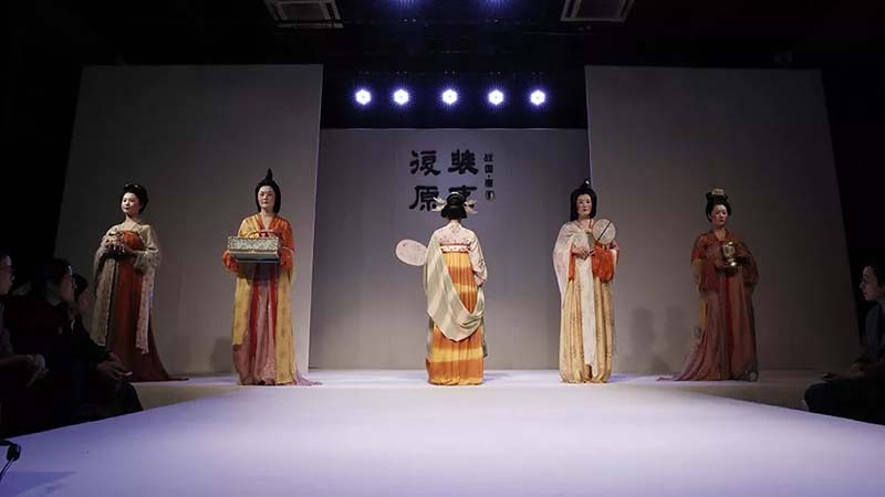 El talentoso grupo de jóvenes chinos estuvo 11 a?os investigando y rescatando 200 modelos originales de Hanfu.