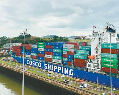Un barco chino de carga atraviesa por la esclusa de Miraflores del Canal de Panamá. (Foto: Zhu Dongjun, Diario del Pueblo)
