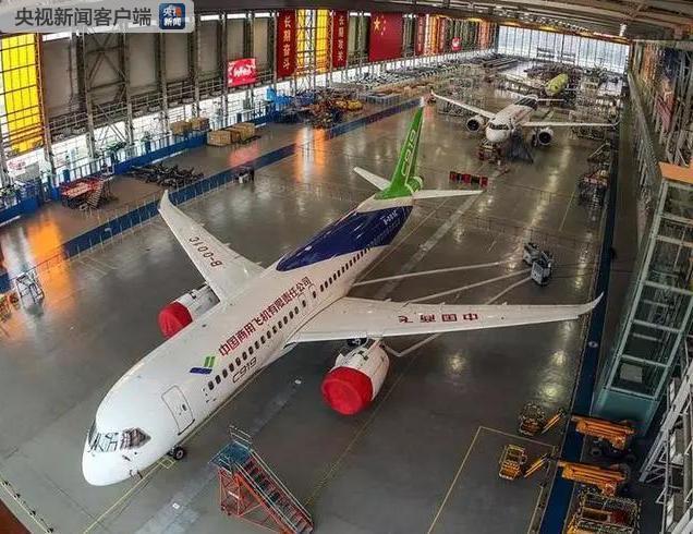 Tres aviones de pasajeros C919 en Shanghai