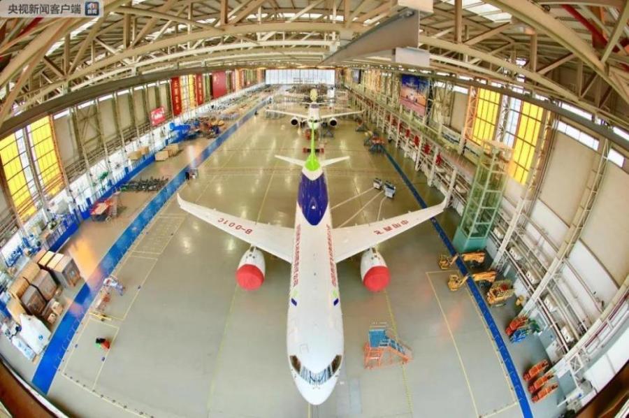 Tres aviones de pasajeros C919 en Shanghai