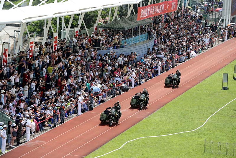 El Ejército de Liberación del Pueblo estacionado en Hong Kong abria su base naval al público y celebra el "1 de julio" con los ciudadanos