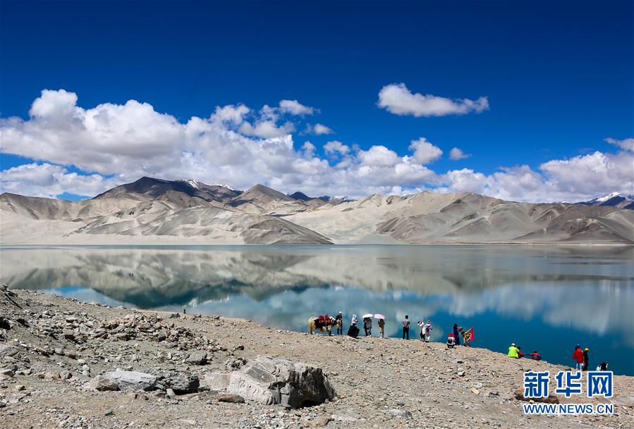El Lago Baisha se llena de veraneantes