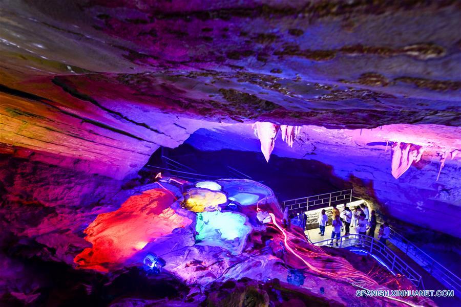 Paisaje dentro de cueva Xueyu en Chongqing