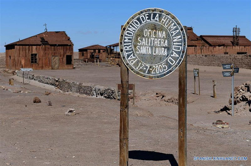 Imagen del 24 de julio de 2019 de una vista de la oficina salitrera Santa Laura, en la comuna de Pozo Almonte de la provincia del Tamarugal, en la región de Tarapacá, Chile. Construidas en medio del desierto chileno de Atacama, el más árido del mundo, las oficinas salitreras de Santiago Humberstone y Santa Laura celebran hoy en día haber dejado la Lista del Patrimonio Mundial en Peligro de la Organización de las Naciones Unidas para la Educación, la Ciencia y la Cultura (UNESCO, por sus siglas en inglés), en la que estuvieron durante 14 a?os. (Xinhua/Jorge Villegas)