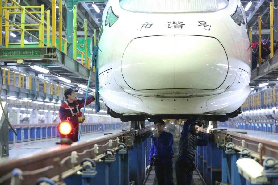 Mantenimiento de trenes antes del inicio de la Fiesta de la Primavera
