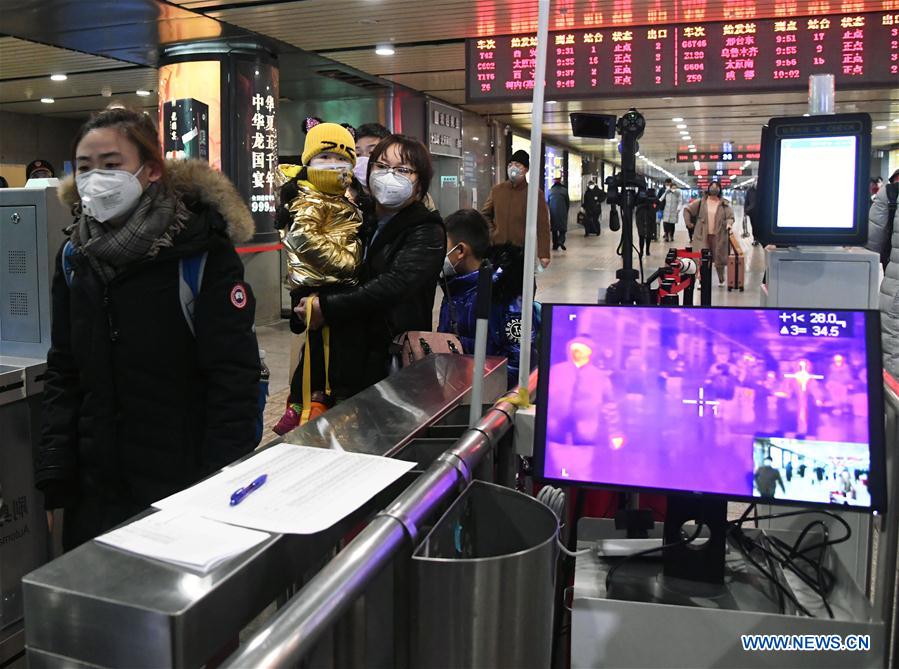 BEIJING, 2 febrero, 2020 (Xinhua) -- La temperatura corporal de pasajeros es revisada en la salida de la Estación de Ferrocarril Oeste de Beijing, en Beijing, capital de China, el 2 de febrero de 2020. Las autoridades chinas han endurecido las medidas para combatir la epidemia del nuevo coronavirus a medida que el número de personas que salen a carretera y regresan a trabajar aumenta después de las vacaciones del Festival de Primavera. (Xinhua/Ren Chao)