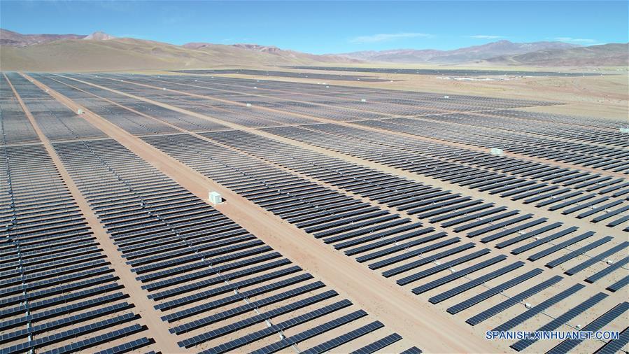 Imagen cedida por la empresa China Power Construction Group tomada con un dron del 11 de mayo de 2020 del parque fotovoltaico Cauchari, construido por las empresas China Power Construction Group (China Power Construction) y Shanghai Electric Power Construction Co., Ltd, en la localidad de Cauchari, en la provincia de Jujuy, Argentina. El parque fotovoltaico Cauchari, el más grande de América Latina, construido y financiado por empresas chinas, inició oficialmente sus operaciones comerciales en Argentina inyectando a partir del sábado energía al sistema eléctrico nacional. (Xinhua/China Power Construction Group)