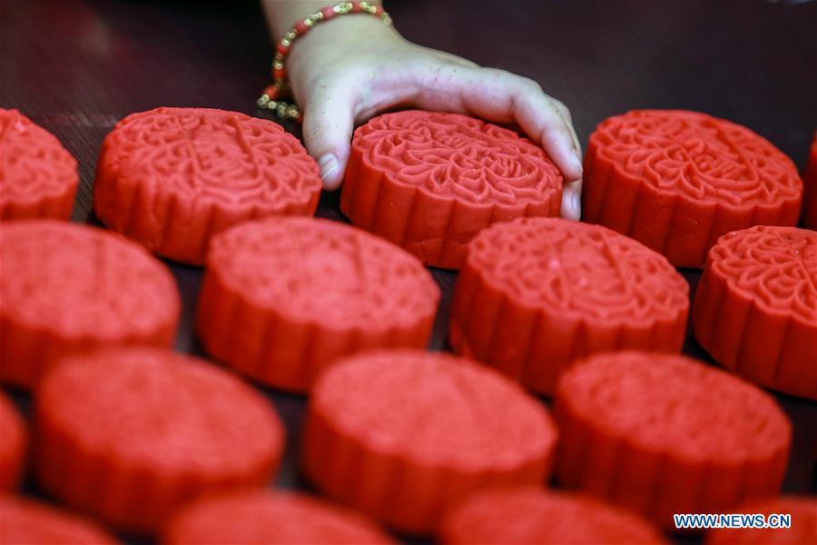 Una ni?a sostiene un pastel de luna en un centro comercial en Chinatown en Manila, Filipinas, el 11 de septiembre de 2019. El Festival Chino del Medio Oto?o se celebra el 13 de septiembre de este a?o. (Xinhua / Rouelle Umali)