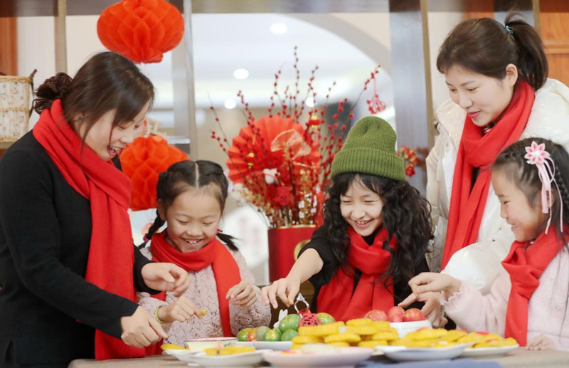 El 31 de enero de 2021, en el municipio Leidian del condado Deqing, en la ciudad de Huzhou, provincia de Zhejiang, los maestros ense?aron a los ni?os a hacer postres tradicionales. Sus padres trabajan en la ciudad y planean quedarse allí para celebrar el A?o Nuevo Chino. (Xie Shangguo / Pueblo en Línea)