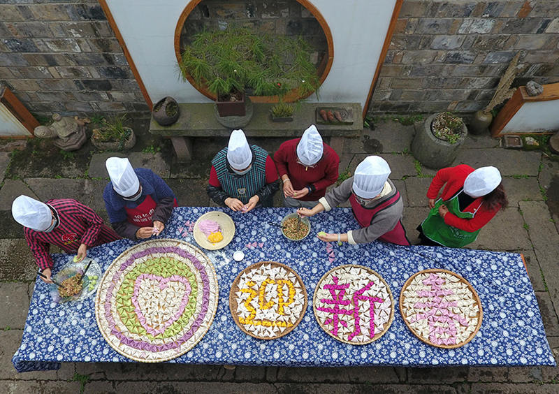 Aldea de Tantou, condado de Wuyi, Zhejiang, detallan las palabras "Saludos de A?o Nuevo" con coloridas albóndigas de taro, 1 de febrero del 2021.  [Foto: Zhang Jiancheng/ China Daily]
