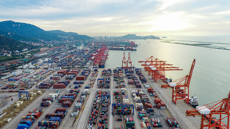 El 29 de julio de 2020, muestra gran actividad en el puerto de Lianyungang en la provincia de Jiangsu (este de China). (Si Wei / Pueblo en Línea)