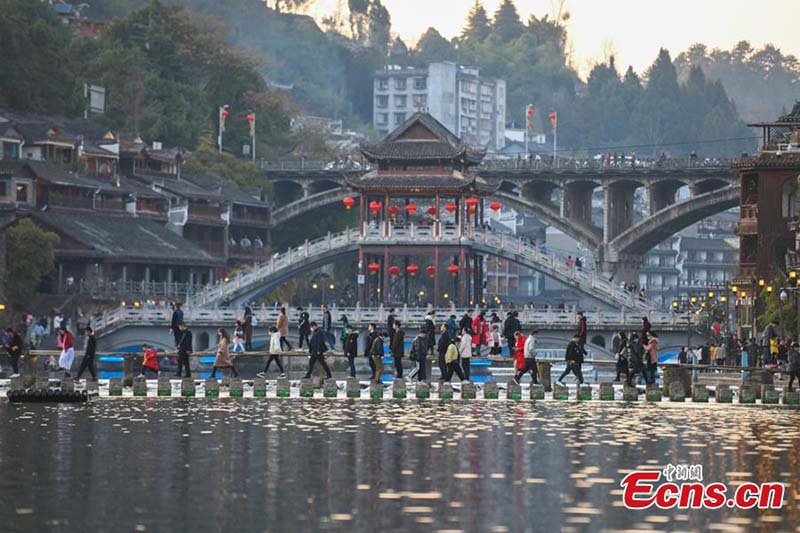 Foto tomada el 16 de febrero de 2021 muestra una hermosa vista de la aldea de Fenghuang en la prefectura autónoma Tujia y Miao de Xiangxi, provincia de Hunan en China (Foto: Servicio de Noticias de China / Yang Huafeng).