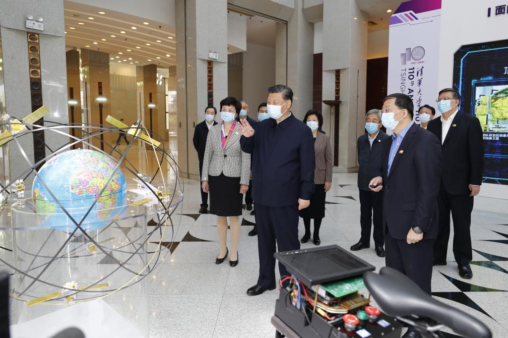 BEIJING, 19 abril, 2021 (Xinhua) -- El presidente chino, Xi Jinping, también secretario general del Comité Central del Partido Comunista de China y presidente de la Comisión Militar Central, es informado sobre la reforma de Tsinghua, el desarrollo de recursos humanos y la innovación en la educación y la investigación científica, así como sobre el papel de la universidad en el servicio al desarrollo nacional en la Universidad de Tsinghua, en Beijing, capital de China, el 19 de abril de 2021. Xi Jinping visitó el lunes la Universidad de Tsinghua antes de su 110o aniversario. (Xinhua/Huang Jingwen)