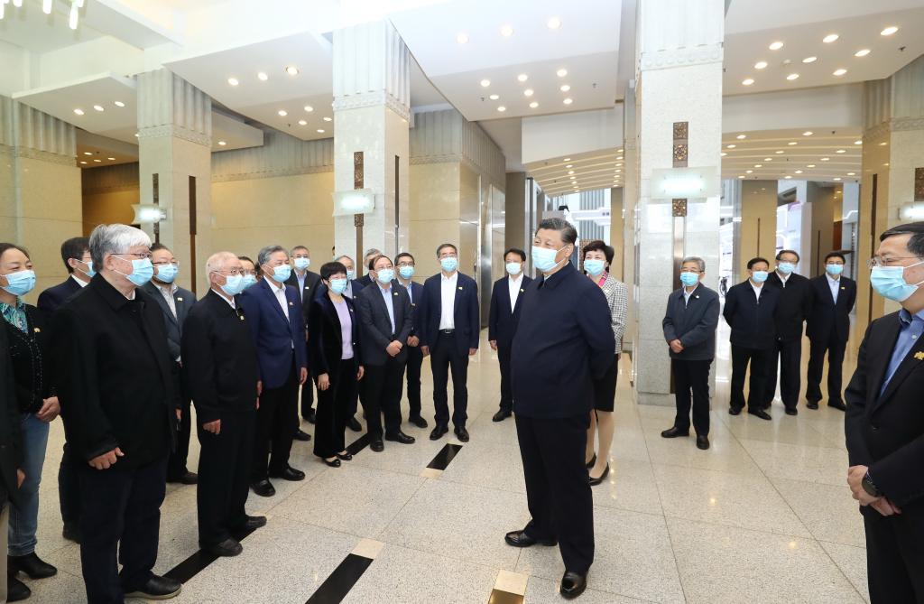BEIJING, 19 abril, 2021 (Xinhua) -- El presidente chino, Xi Jinping, también secretario general del Comité Central del Partido Comunista de China y presidente de la Comisión Militar Central, se reúne con representantes del profesorado en la Universidad de Tsinghua, en Beijing, capital de China, el 19 de abril de 2021. Xi Jinping visitó el lunes la Universidad de Tsinghua antes de su 110o aniversario. (Xinhua/Ju Peng)