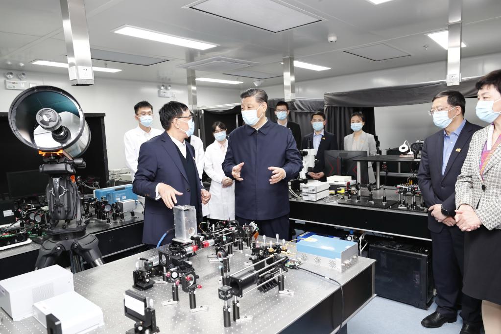 BEIJING, 19 abril, 2021 (Xinhua) -- El presidente chino, Xi Jinping, también secretario general del Comité Central del Partido Comunista de China y presidente de la Comisión Militar Central, conversa con profesores y estudiantes mientras visita un laboratorio de imagenología e inteligencia en la Universidad de Tsinghua, en Beijing, capital de China, el 19 de abril de 2021. Xi Jinping visitó el lunes la Universidad de Tsinghua antes de su 110o aniversario. (Xinhua/Huang Jingwen)