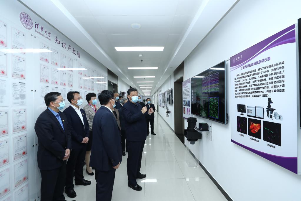 BEIJING, 19 abril, 2021 (Xinhua) -- El presidente chino, Xi Jinping, también secretario general del Comité Central del Partido Comunista de China y presidente de la Comisión Militar Central, es informado sobre los logros de la investigación científica mientras visita un laboratorio de imagenología e inteligencia en la Universidad de Tsinghua, en Beijing, capital de China, el 19 de abril de 2021. Xi Jinping visitó el lunes la Universidad de Tsinghua antes de su 110° aniversario. (Xinhua/Ju Peng)
