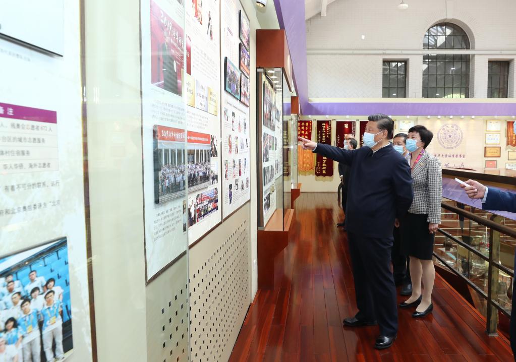 BEIJING, 19 abril, 2021 (Xinhua) -- El presidente chino, Xi Jinping, también secretario general del Comité Central del Partido Comunista de China y presidente de la Comisión Militar Central, visita un gimnasio en la Universidad de Tsinghua, en Beijing, capital de China, el 19 de abril de 2021. Xi Jinping visitó el lunes la Universidad de Tsinghua antes de su 110o aniversario. (Xinhua/Ju Peng)