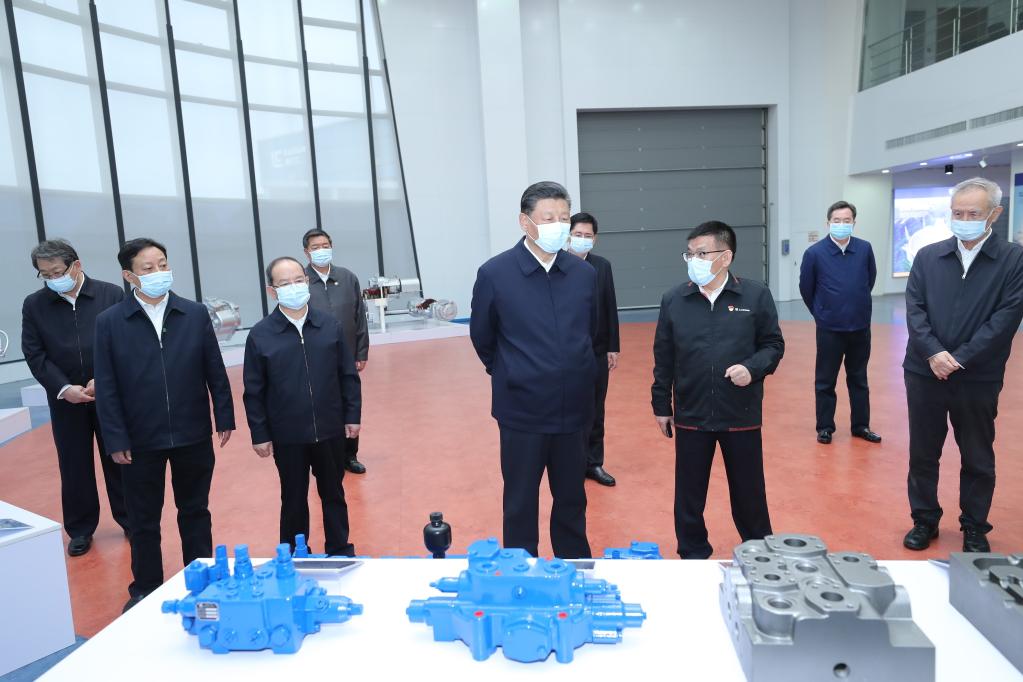 LIUZHOU, 26 abril, 2021 (Xinhua) -- El presidente chino, Xi Jinping, también secretario general del Comité Central del Partido Comunista de China y presidente de la Comisión Militar Central, visita la fábrica de maquinaria Guangxi Liugong Group Co., Ltd., en la ciudad de Liuzhou, en la región autónoma de la etnia zhuang de Guangxi, en el sur de China, el 26 de abril de 2021. Xi Jinping inspeccionó el lunes la ciudad de Liuzhou en la región autónoma de la etnia zhuang de Guangxi, en el sur de China. (Xinhua/Ju Peng)