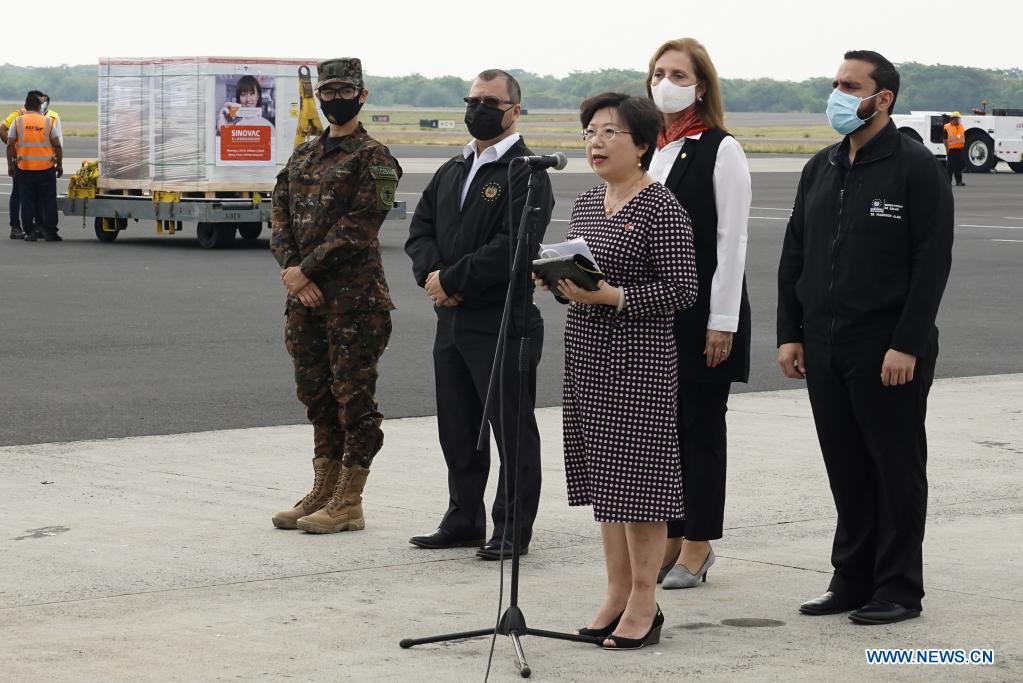  LA PAZ, 26 abril, 2021 (Xinhua) -- La embajadora de China en El Salvador, Ou Jianhong (frente), en compa?ía del ministro de Salud salvadore?o, Francisco Alabí (d), habla durante la llegada del tercer lote de vacunas CoronaVac producidas por el laboratorio chino Sinovac contra la enfermedad del nuevo coronavirus (COVID-19), en el Aeropuerto Internacional de El Salvador, en el departamento de La Paz, El Salvador, el 26 de abril de 2021. El Salvador recibió el lunes el tercer lote de vacunas contra la COVID-19, producidas por el laboratorio chino Sinovac Life Sciences Co., para avanzar en el proceso de protección de la población, dijeron autoridades. (Xinhua/Alexander Pe?a)
