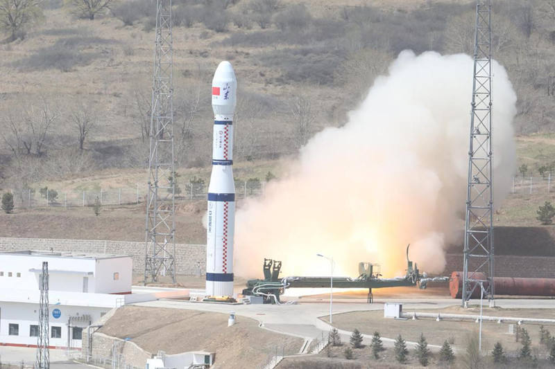 A bordo de un cohete Larga Marcha 6, los nuevos satélites comerciales despegan desde el Centro de Lanzamiento de Satélites de Taiyuan, provincia de Shanxi, 27 de abril del 2021. [Foto: Zheng Taotao/ proporcionada a China Daily]