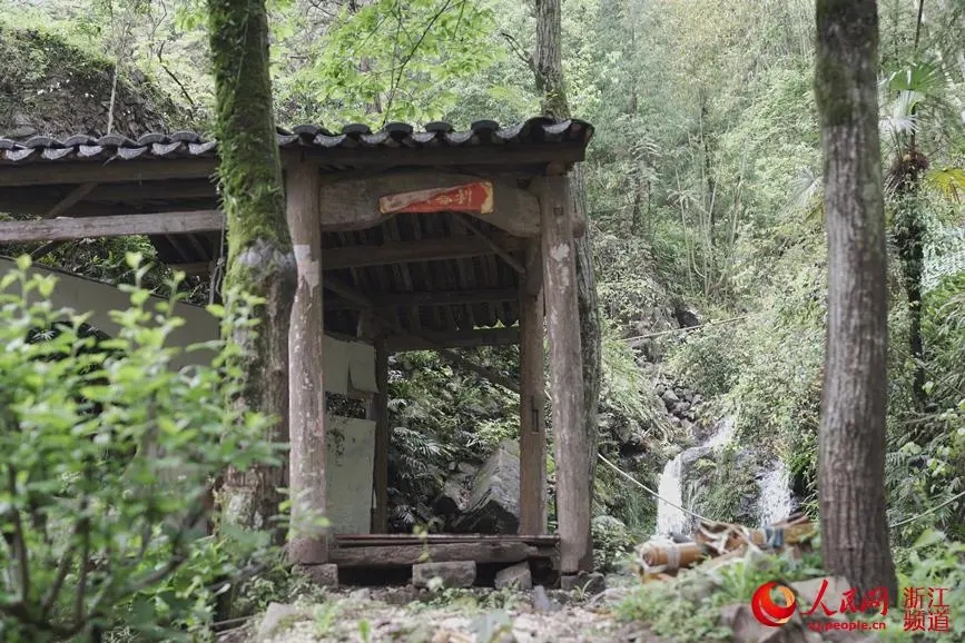 Una joven nacida en los a?os 90 construye un pabellón de la Ciudad Prohibida en su casa
