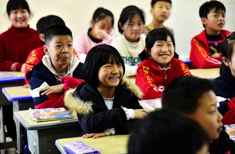 En la ciudad de Shangrao, provincia de Jiangxi, en el este de China, los estudiantes siguen con atención una clase en la escuela primaria central de Zhangcun, donde el 80% de los ni?os no viven con sus padres, quienes van a trabajar a otras ciudades. Foto tomada el 25 de marzo de 2021 (Zhu Zhenqiang / Pueblo en Línea)