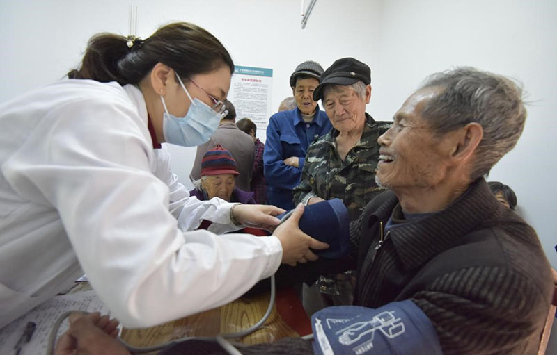 En la aldea de Maofan, en Qiandaohu del condado de Chun'an, provincia de Zhejiang, este de China, las personas mayores de 60 a?os se someten a un examen físico gratuito. Foto tomada el 21 de abril de 2021 (Wang Jianlin / Pueblo en Línea)