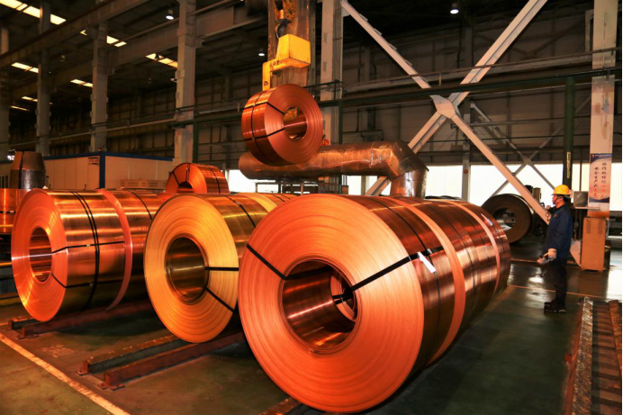 El 23 de febrero de 2021, los trabajadores hilaron los rollos de lámina de cobre en el taller de producción de la Compa?ía de Cobre Jinwei, una sucursal de Tongling Nonferrous Metals Group Holding Co., Ltd. en la provincia oriental china de Anhui. (Pan Wei / Pueblo en Línea)